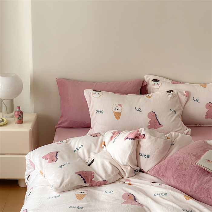 91家纺网 家纺一手货源 找家纺 时光里 2023新款全消光加厚牛奶绒印花单被套 恐龙宝宝-粉