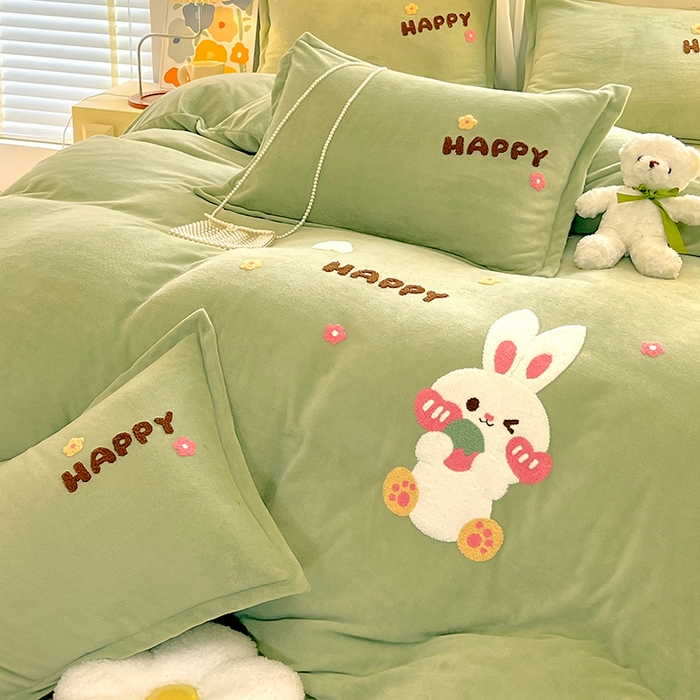 91家纺网 家纺一手货源 找家纺 凡客家居 2023新款毛巾绣牛奶绒四件套 快乐兔-绿