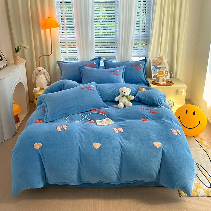 91家纺网 家纺一手货源 找家纺 凡客家居 2023新款毛巾绣牛奶绒四件套 初妍-蓝