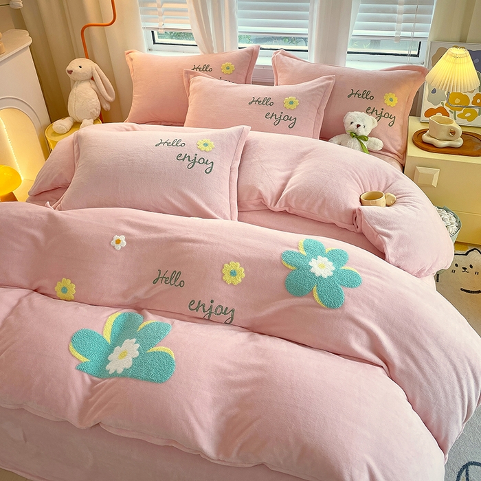 91家纺网 家纺一手货源 找家纺 凡客家居 2023新款毛巾绣牛奶绒四件套 伊莲娜-粉