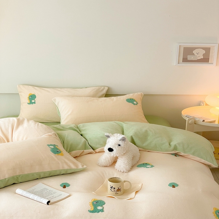 91家纺网 家纺一手货源 找家纺 沐棉 2023新款高克重牛奶绒毛巾绣四件套 小恐龙