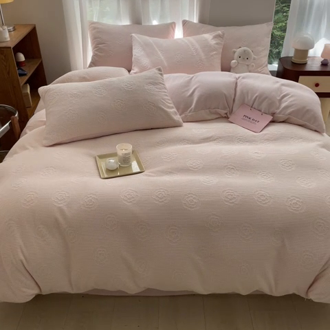 91家纺网 家纺一手货源 找家纺 蜜柚 2024新款全消光200克牛奶绒温柔治愈系奶油风雕花烂花极简牛奶绒四件套繁花-少女粉