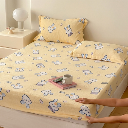 91家纺网 家纺一手货源 找家纺 时光里 2023新款全消光加厚牛奶绒印花单品单床笠 乖乖兔