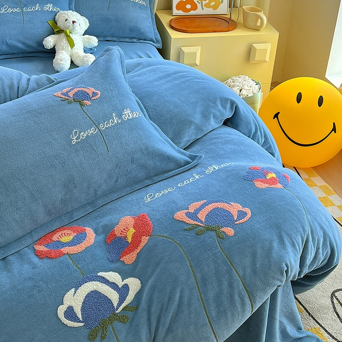 91家纺网 家纺一手货源 找家纺 凡客家居 2023新款毛巾绣牛奶绒四件套 爱丽丝-蓝