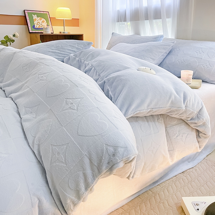 91家纺网 家纺一手货源 找家纺 蜜柚2024新款全消光200克牛奶绒温柔治愈系奶油风雕花烂花极简牛奶绒四件套 依恋-繁星兰