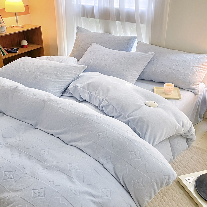 91家纺网 家纺一手货源 找家纺 蜜柚2024新款全消光200克牛奶绒温柔治愈系奶油风雕花烂花极简牛奶绒四件套 依恋-繁星兰