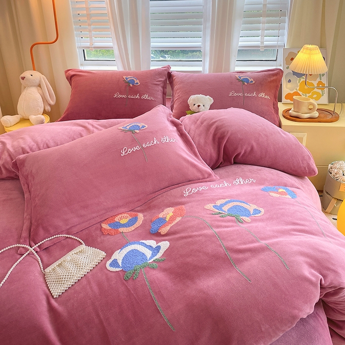 91家纺网 家纺一手货源 找家纺 凡客家居 2023新款毛巾绣牛奶绒四件套 爱丽丝-豆沙