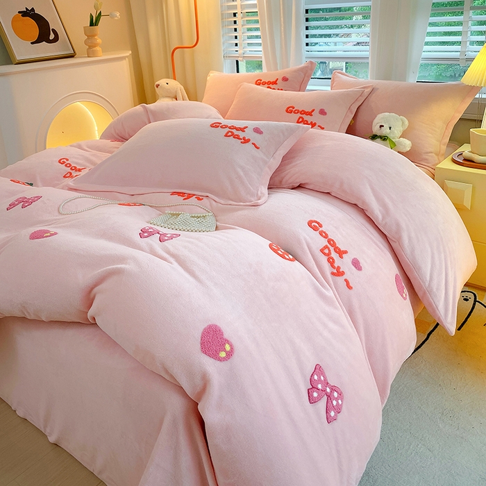 91家纺网 家纺一手货源 找家纺 凡客家居 2023新款毛巾绣牛奶绒四件套 初妍-粉