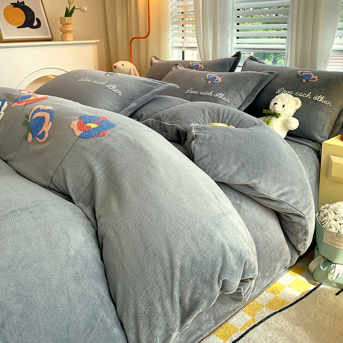 91家纺网 家纺一手货源 找家纺 凡客家居 2023新款毛巾绣牛奶绒四件套 爱丽丝-灰