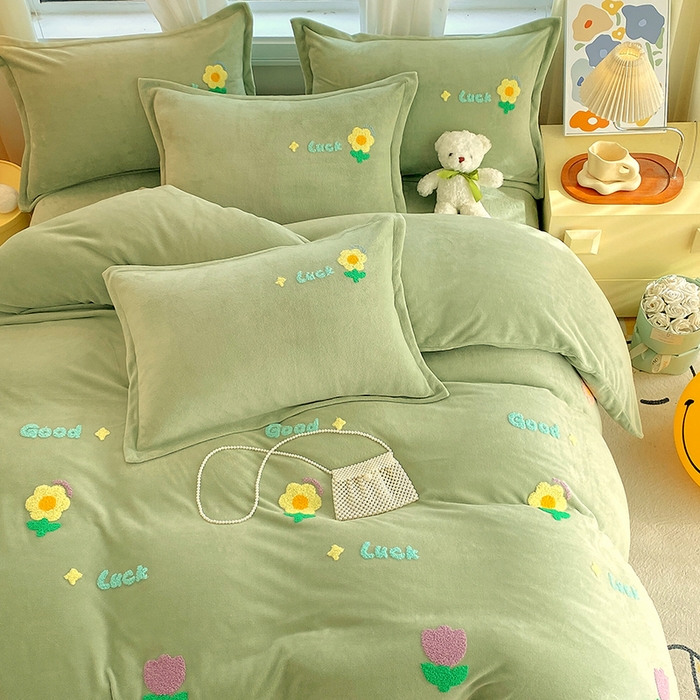 91家纺网 家纺一手货源 找家纺 凡客家居 2023新款毛巾绣牛奶绒四件套 郁金香-绿