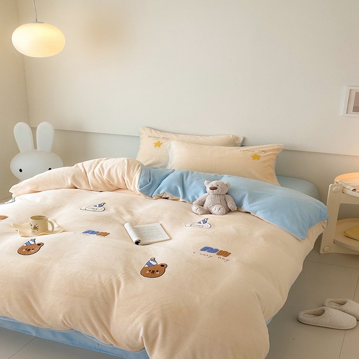 91家纺网 家纺一手货源 找家纺 沐棉 2023新款高克重牛奶绒毛巾绣四件套 开心派对-兰