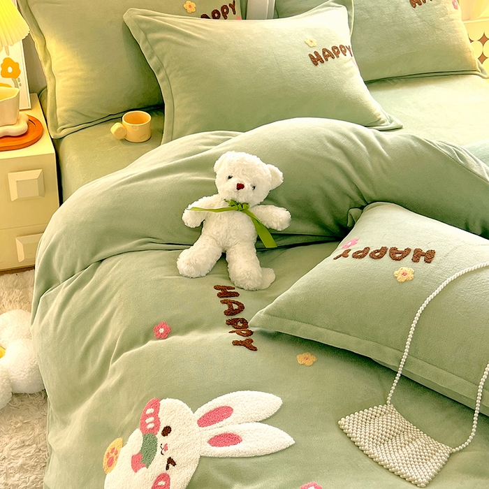 91家纺网 家纺一手货源 找家纺 凡客家居 2023新款毛巾绣牛奶绒四件套 快乐兔-绿