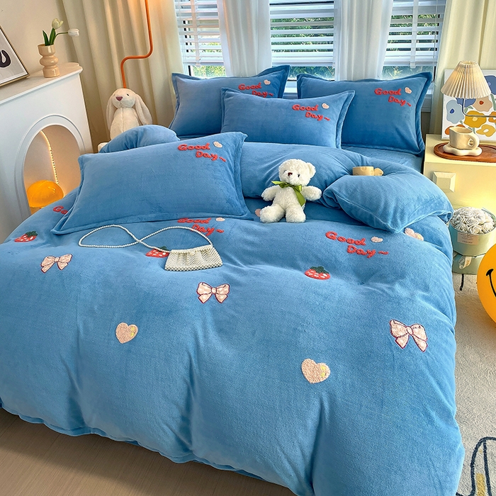 91家纺网 家纺一手货源 找家纺 凡客家居 2023新款毛巾绣牛奶绒四件套 初妍-蓝