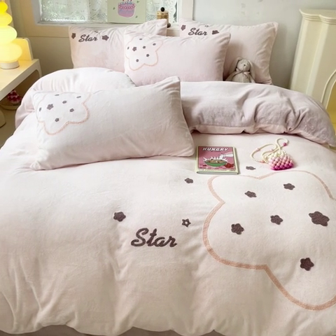 91家纺网 家纺一手货源 找家纺 川悦生活 2023新款牛奶绒毛巾绣绣花四件套 粉色星空