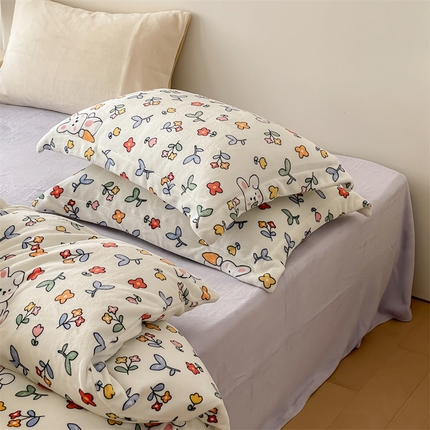 91家纺网 家纺一手货源 找家纺 时光里 2023新款全消光加厚牛奶绒印花单品单枕套 花间萌兔