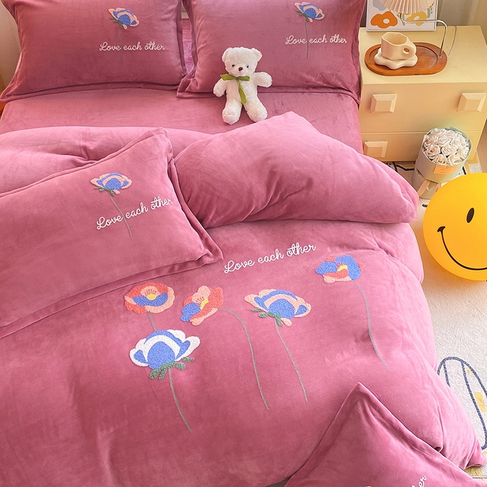 91家纺网 家纺一手货源 找家纺 凡客家居 2023新款毛巾绣牛奶绒四件套 爱丽丝-豆沙