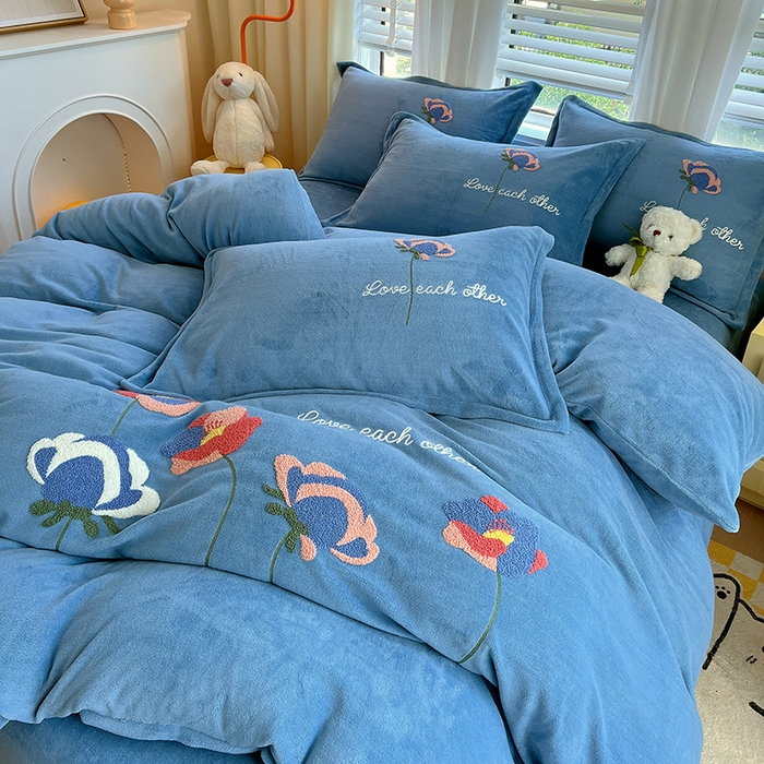 91家纺网 家纺一手货源 找家纺 凡客家居 2023新款毛巾绣牛奶绒四件套 爱丽丝-蓝