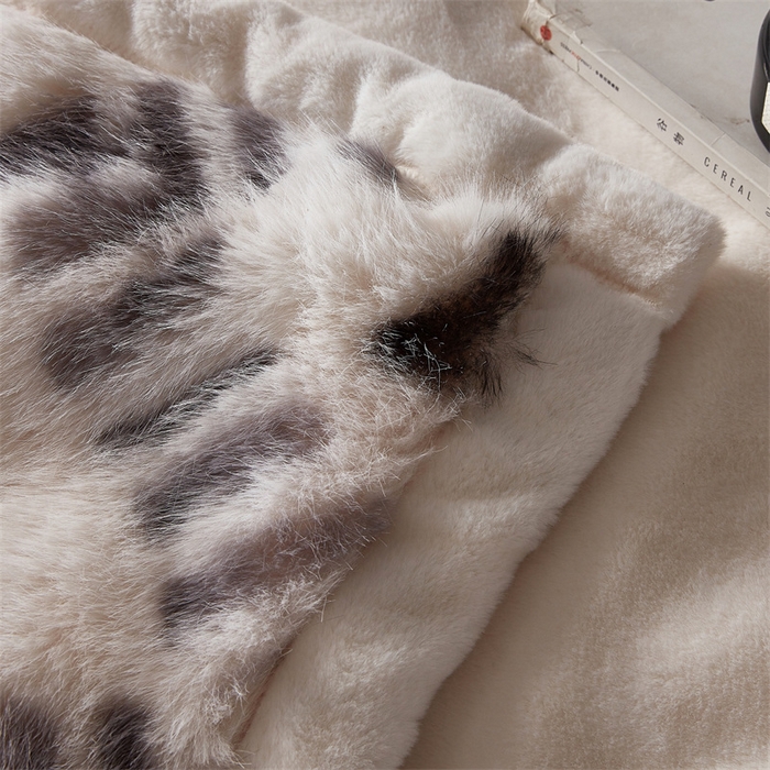 91家纺网 家纺一手货源 找家纺 凯轩毛毛毯毯子网销专供 23新款芭莎仿毛皮毛毯毯子 珍珠白