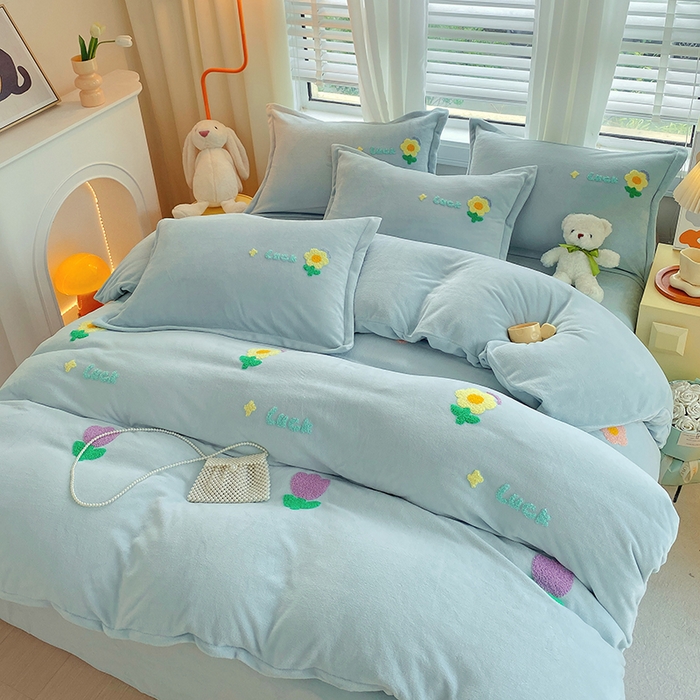 91家纺网 家纺一手货源 找家纺 凡客家居 2023新款毛巾绣牛奶绒四件套 郁金香-水蓝