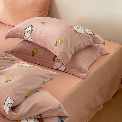 91家纺网 家纺一手货源 找家纺 时光里 2023新款全消光加厚牛奶绒印花单品单枕套 顽皮鸭-粉