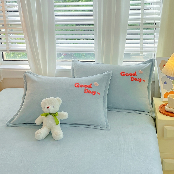 91家纺网 家纺一手货源 找家纺 凡客家居 2023新款毛巾绣牛奶绒四件套 初妍-水蓝