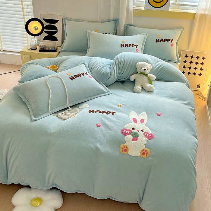 91家纺网 家纺一手货源 找家纺 凡客家居 2023新款毛巾绣牛奶绒四件套 快乐兔-水蓝