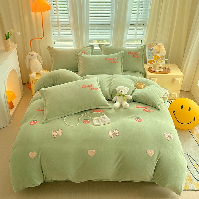 91家纺网 家纺一手货源 找家纺 凡客家居 2023新款毛巾绣牛奶绒四件套 初妍-绿