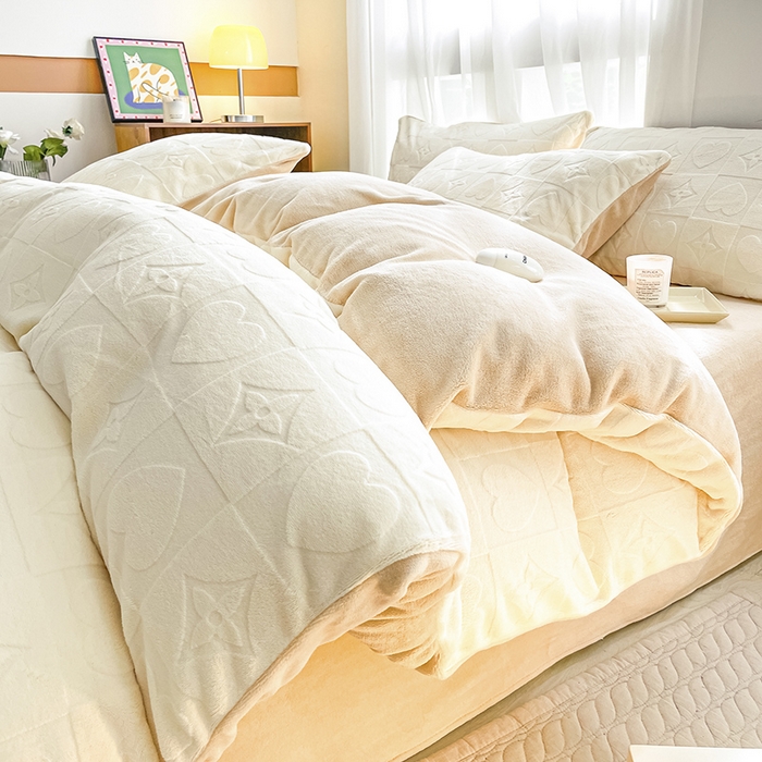 91家纺网 家纺一手货源 找家纺 蜜柚 2024新款全消光200克牛奶绒温柔治愈系奶油风雕花烂花极简牛奶绒四件套 依恋-奶驼