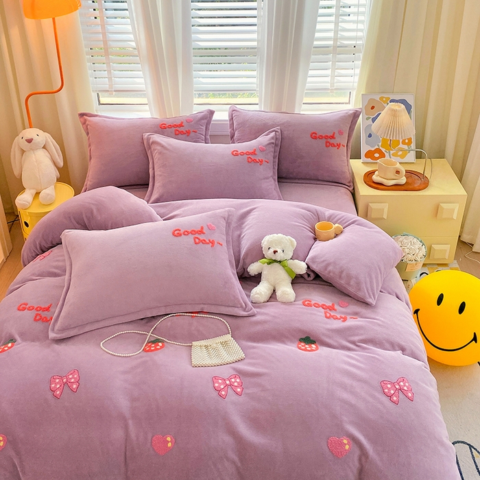 91家纺网 家纺一手货源 找家纺 凡客家居 2023新款毛巾绣牛奶绒四件套 初妍-紫