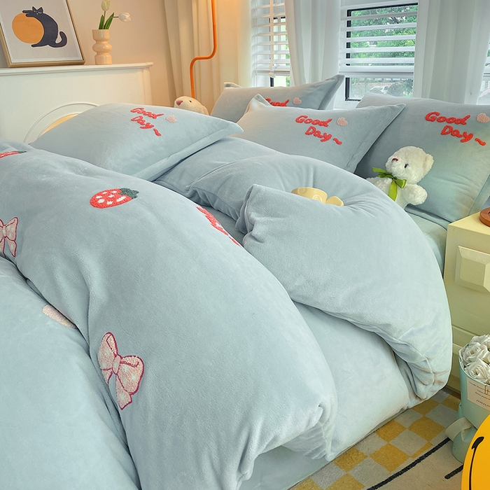 91家纺网 家纺一手货源 找家纺 凡客家居 2023新款毛巾绣牛奶绒四件套 初妍-水蓝