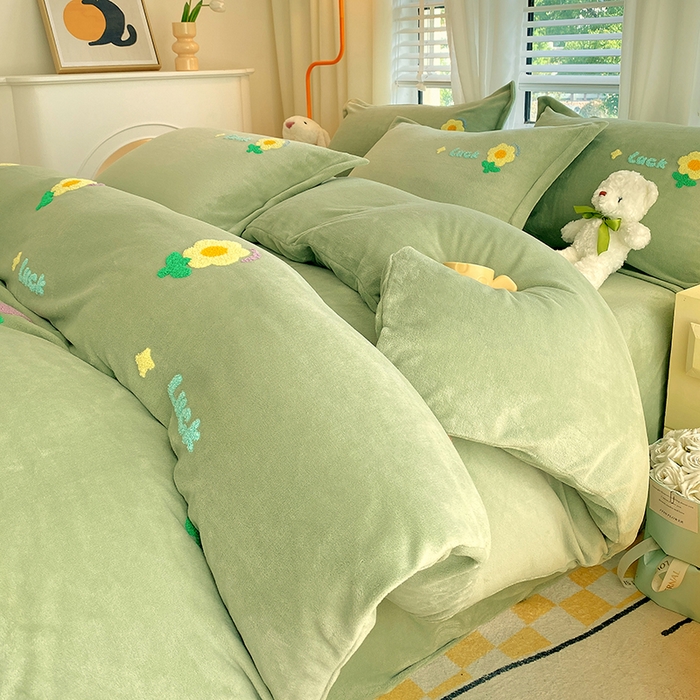 91家纺网 家纺一手货源 找家纺 凡客家居 2023新款毛巾绣牛奶绒四件套 郁金香-绿