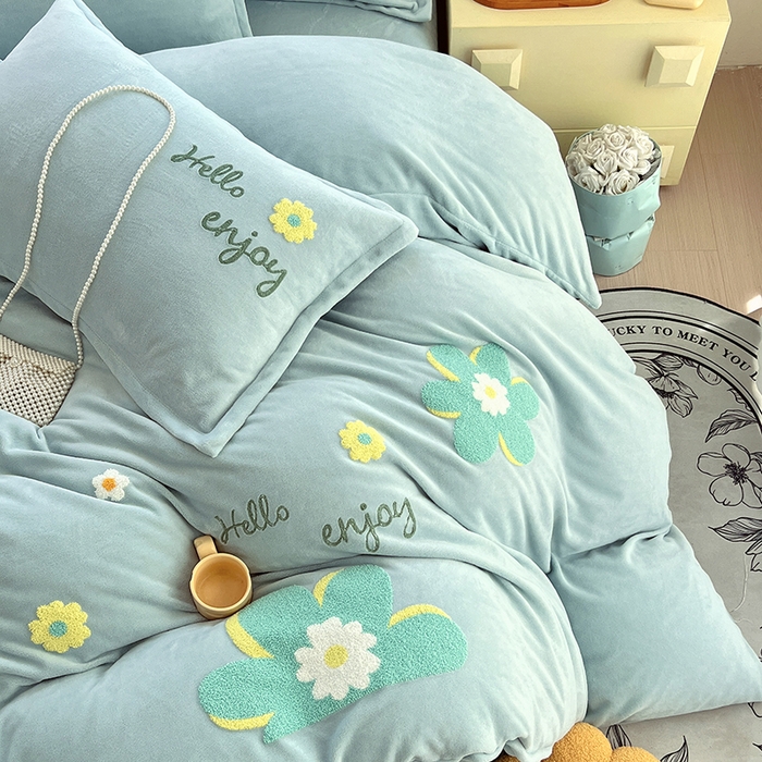 91家纺网 家纺一手货源 找家纺 凡客家居 2023新款毛巾绣牛奶绒四件套 伊莲娜-水蓝