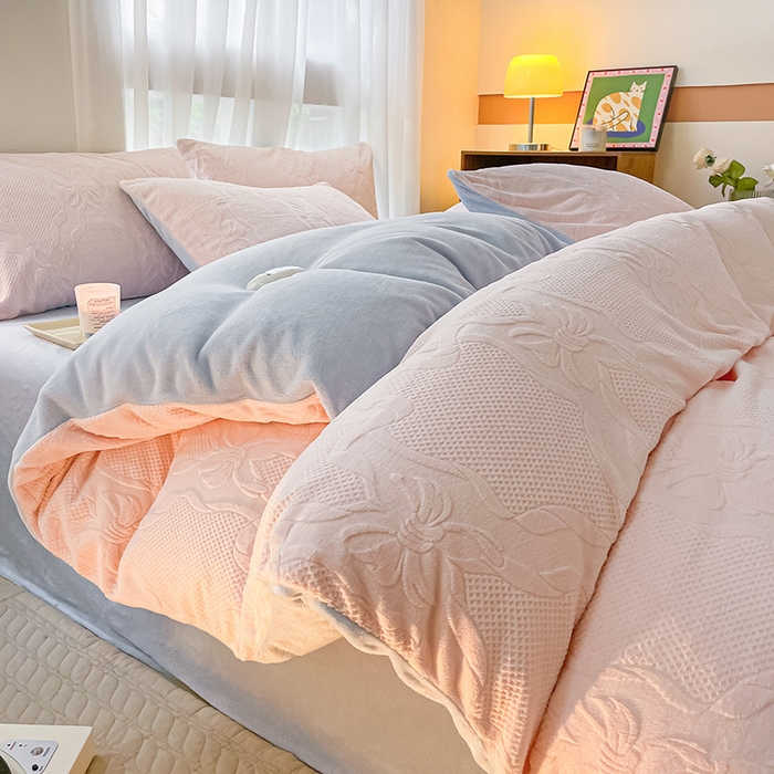 91家纺网 家纺一手货源 找家纺 蜜柚 2024新款全消光200克牛奶绒温柔治愈系奶油风雕花烂花极简牛奶绒四件套 初见-粉蓝