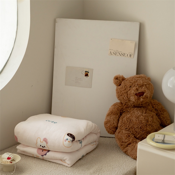 91家纺网 家纺一手货源 找家纺 时光里 2023新款全消光加厚牛奶绒印花单被套 恐龙宝宝-粉