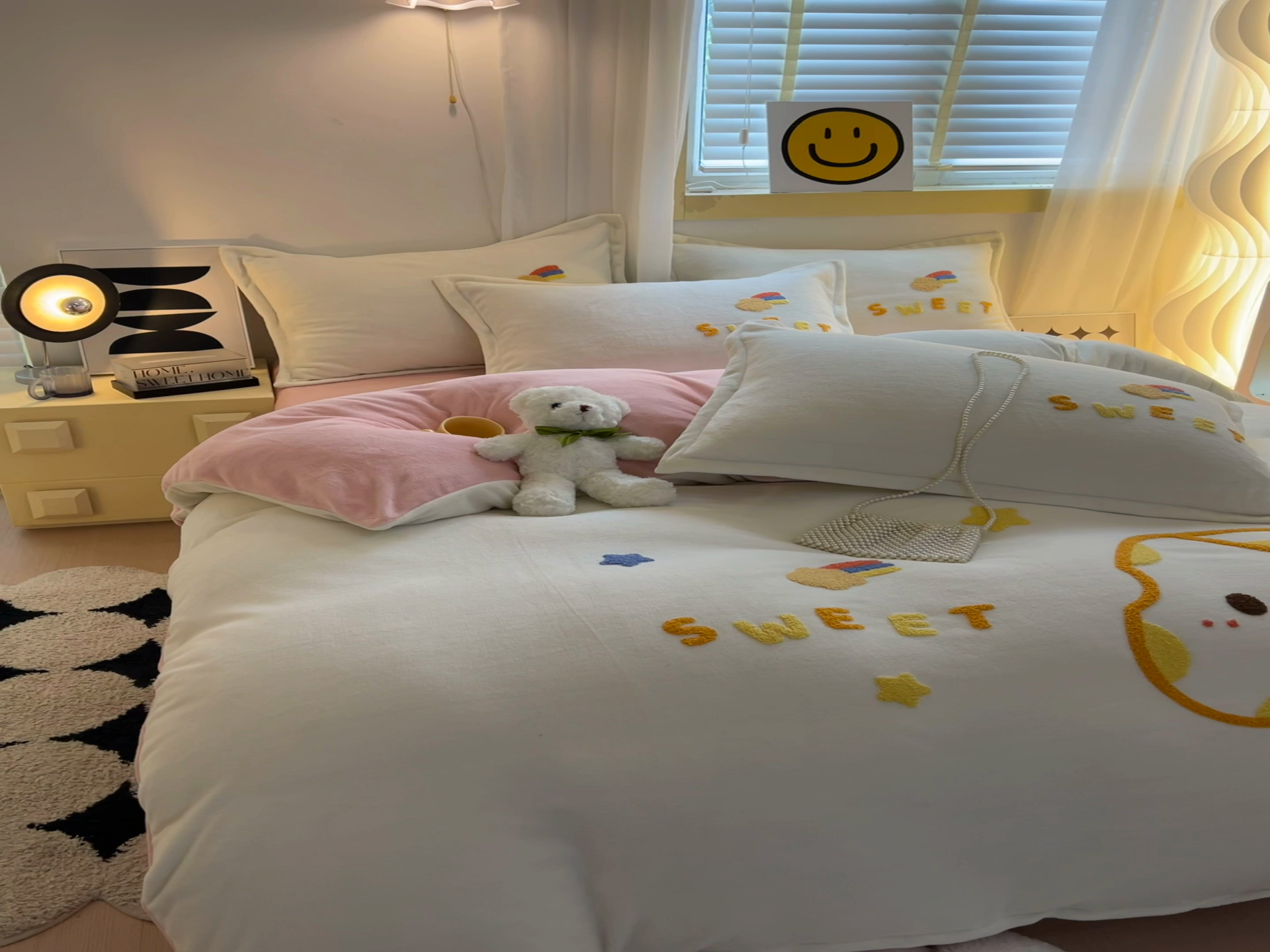 91家纺网 家纺一手货源 找家纺 凡客家居 2023新款毛巾绣牛奶绒四件套 优漫-米白