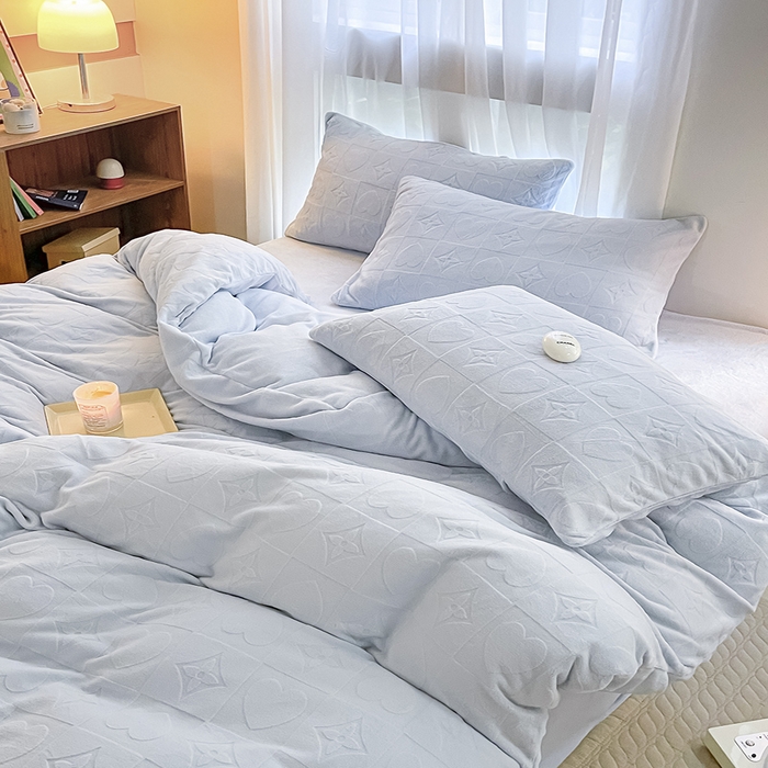 91家纺网 家纺一手货源 找家纺 蜜柚2024新款全消光200克牛奶绒温柔治愈系奶油风雕花烂花极简牛奶绒四件套 依恋-繁星兰