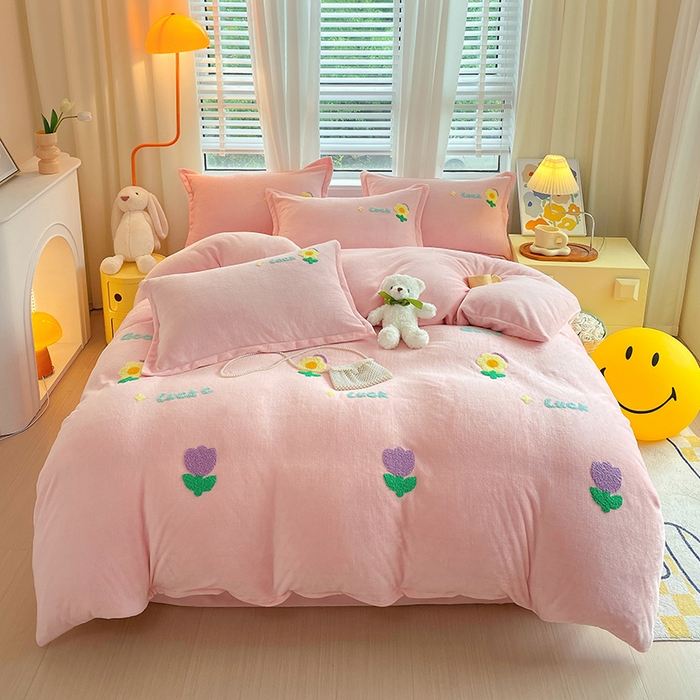 91家纺网 家纺一手货源 找家纺 凡客家居 2023新款毛巾绣牛奶绒四件套 郁金香-粉