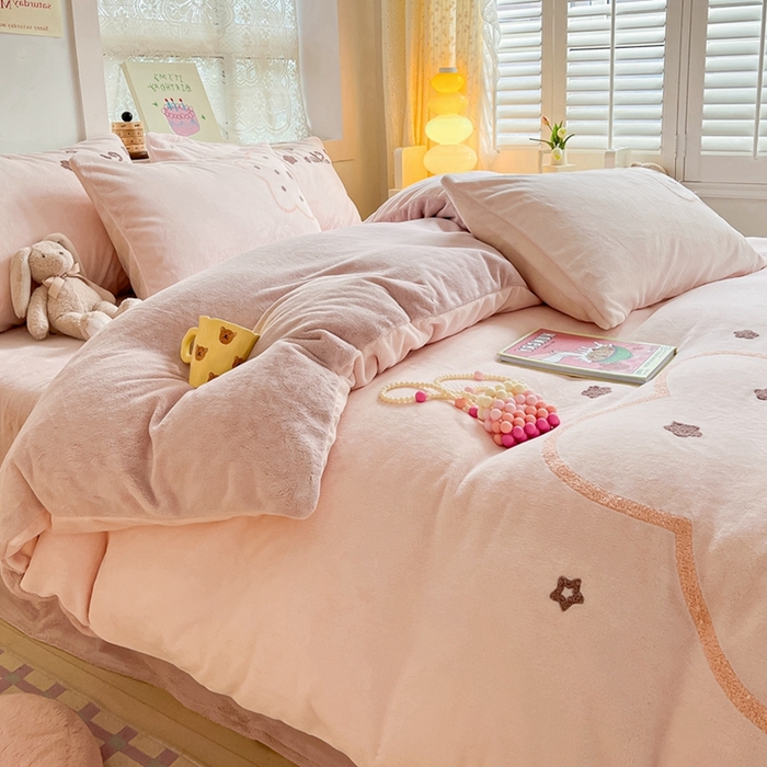 91家纺网 家纺一手货源 找家纺 川悦生活 2023新款牛奶绒毛巾绣绣花四件套 粉色星空