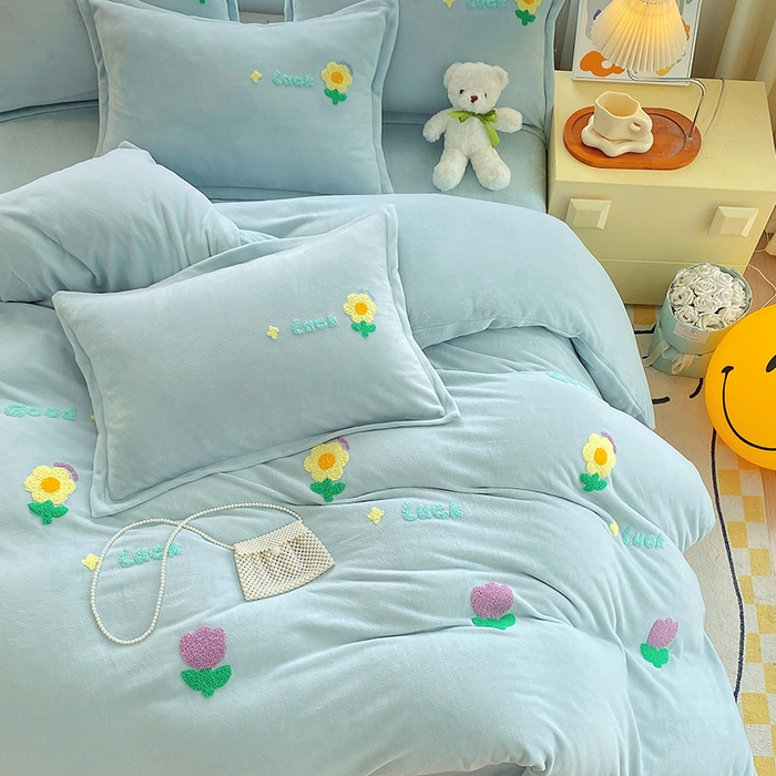 91家纺网 家纺一手货源 找家纺 凡客家居 2023新款毛巾绣牛奶绒四件套 郁金香-水蓝