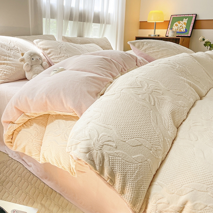 91家纺网 家纺一手货源 找家纺 蜜柚2024新款全消光200克牛奶绒温柔治愈系奶油风雕花烂花极简牛奶绒四件套 初见-粉白