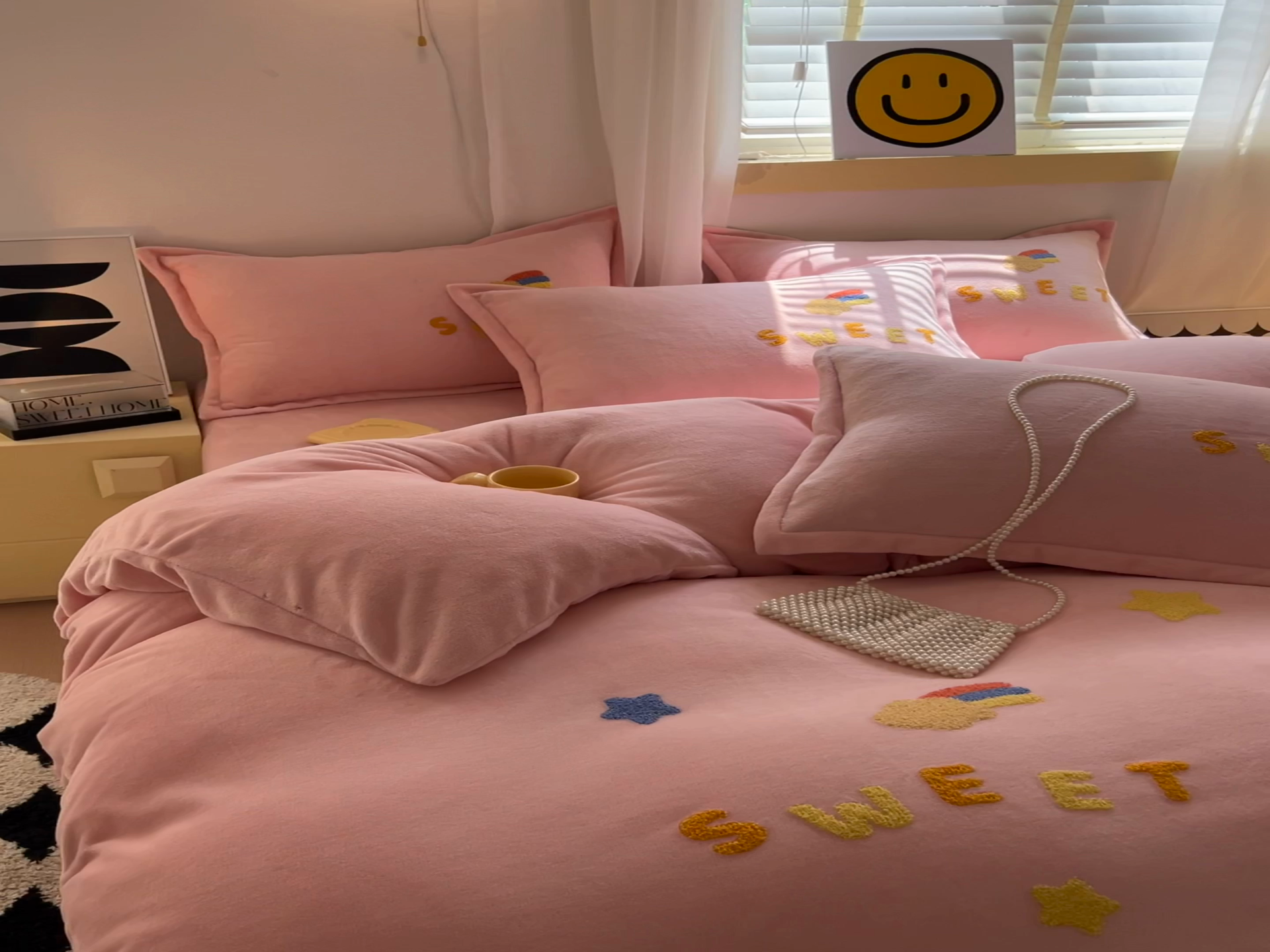 91家纺网 家纺一手货源 找家纺 凡客家居 2023新款毛巾绣牛奶绒四件套 优漫-粉