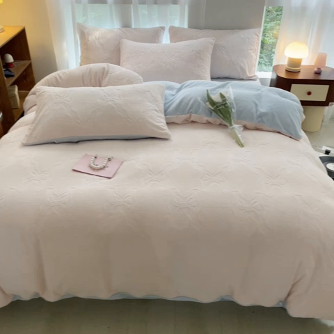 91家纺网 家纺一手货源 找家纺 蜜柚 2024新款全消光200克牛奶绒温柔治愈系奶油风雕花烂花极简牛奶绒四件套 初见-粉蓝