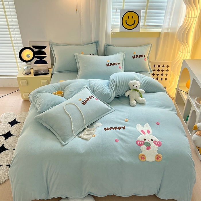 91家纺网 家纺一手货源 找家纺 凡客家居 2023新款毛巾绣牛奶绒四件套 快乐兔-水蓝