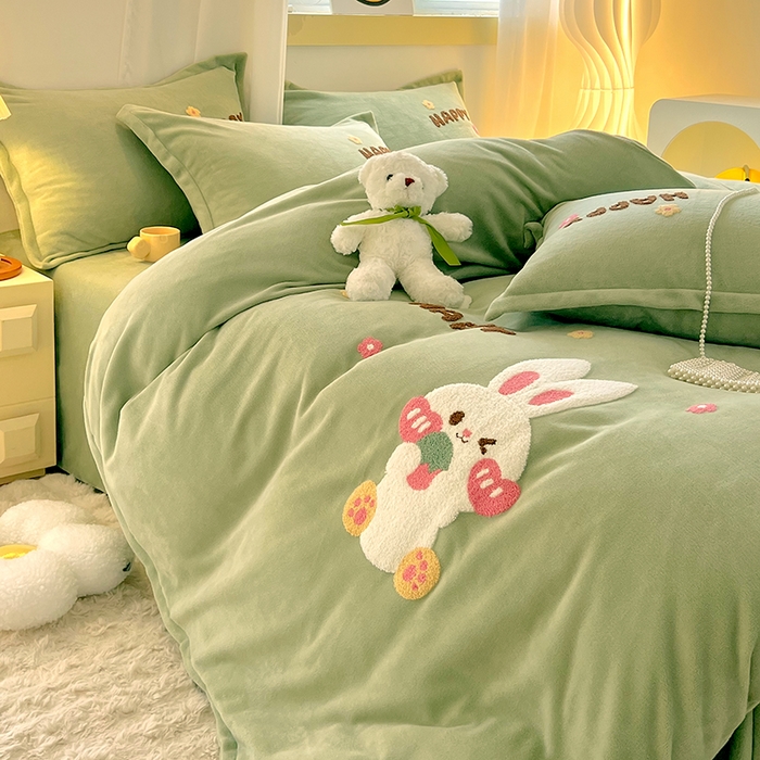 91家纺网 家纺一手货源 找家纺 凡客家居 2023新款毛巾绣牛奶绒四件套 快乐兔-绿