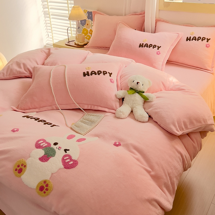 91家纺网 家纺一手货源 找家纺 凡客家居 2023新款毛巾绣牛奶绒四件套 快乐兔-粉