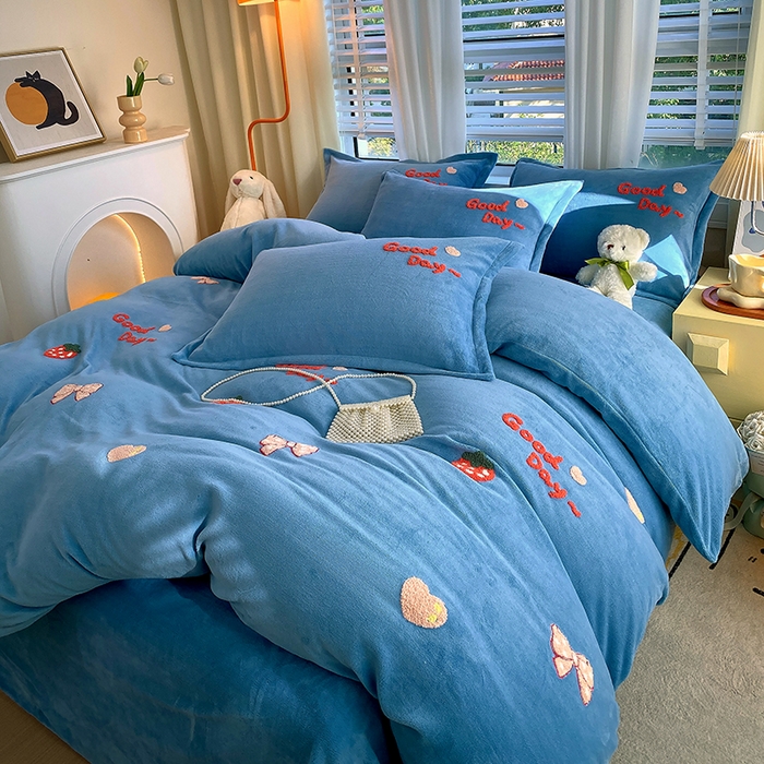 91家纺网 家纺一手货源 找家纺 凡客家居 2023新款毛巾绣牛奶绒四件套 初妍-蓝