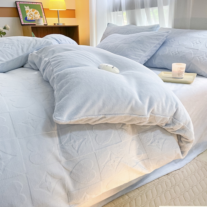 91家纺网 家纺一手货源 找家纺 蜜柚2024新款全消光200克牛奶绒温柔治愈系奶油风雕花烂花极简牛奶绒四件套 依恋-繁星兰