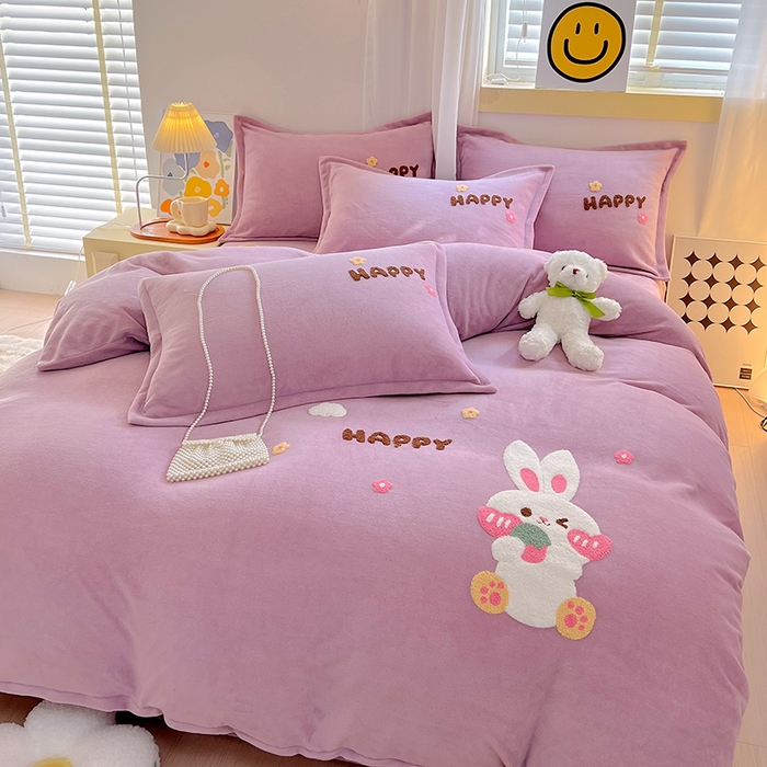 91家纺网 家纺一手货源 找家纺 凡客家居 2023新款毛巾绣牛奶绒四件套 快乐兔-豆沙