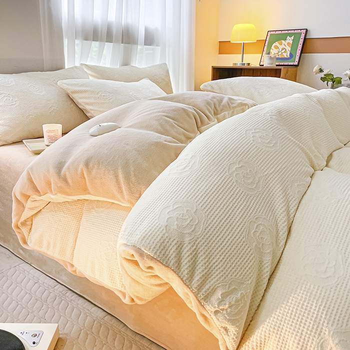 91家纺网 家纺一手货源 找家纺 蜜柚2024新款全消光200克牛奶绒温柔治愈系奶油风雕花烂花极简牛奶绒四件套 繁花-奶驼