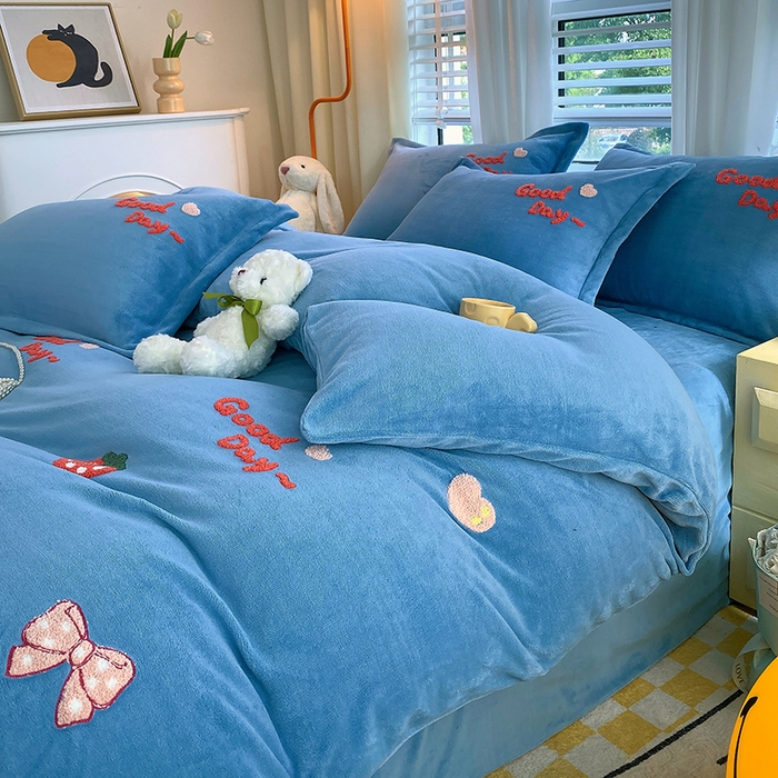 91家纺网 家纺一手货源 找家纺 凡客家居 2023新款毛巾绣牛奶绒四件套 初妍-蓝